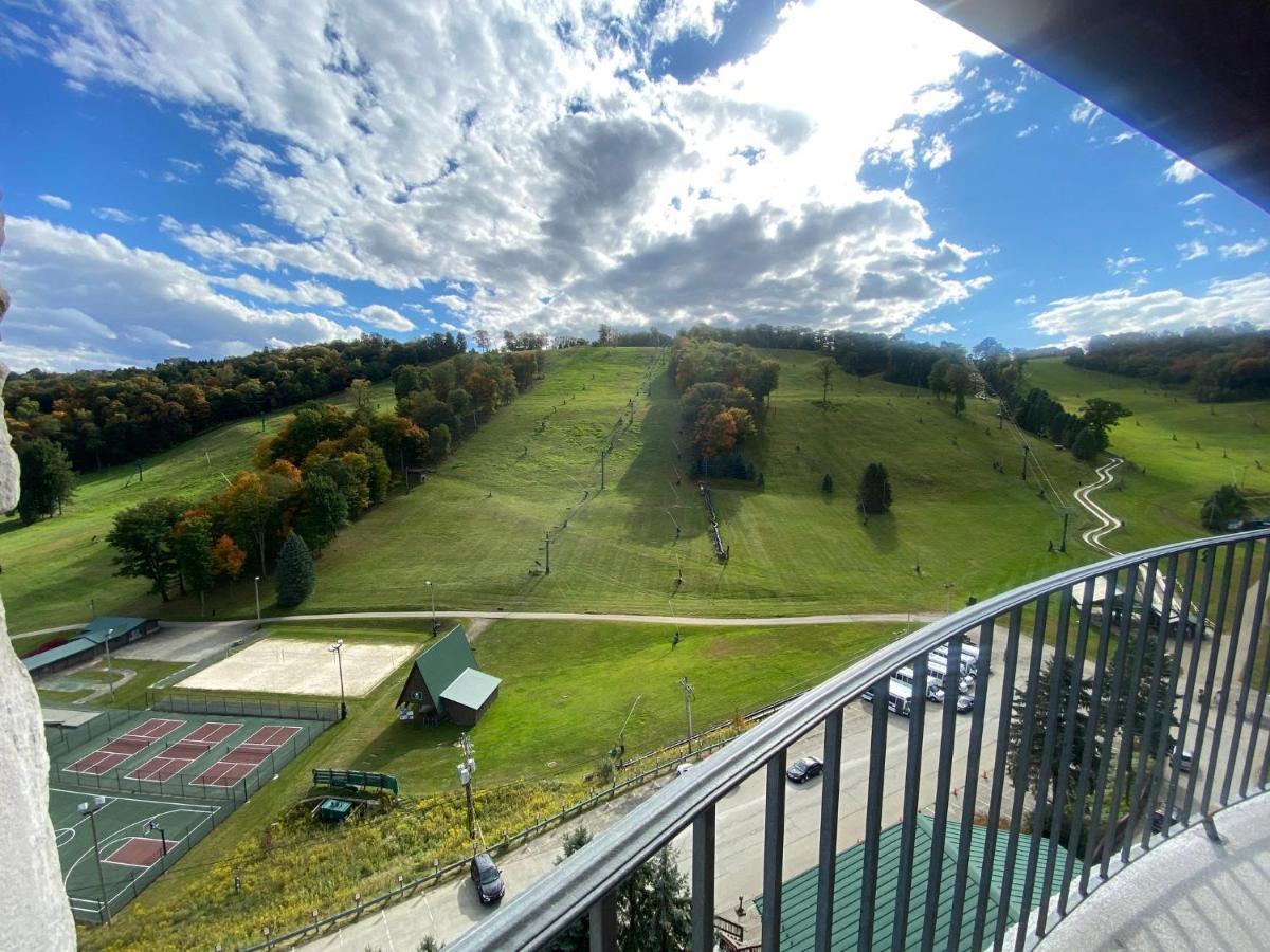 Slopeside Hotel By Seven Springs Resort Champion エクステリア 写真