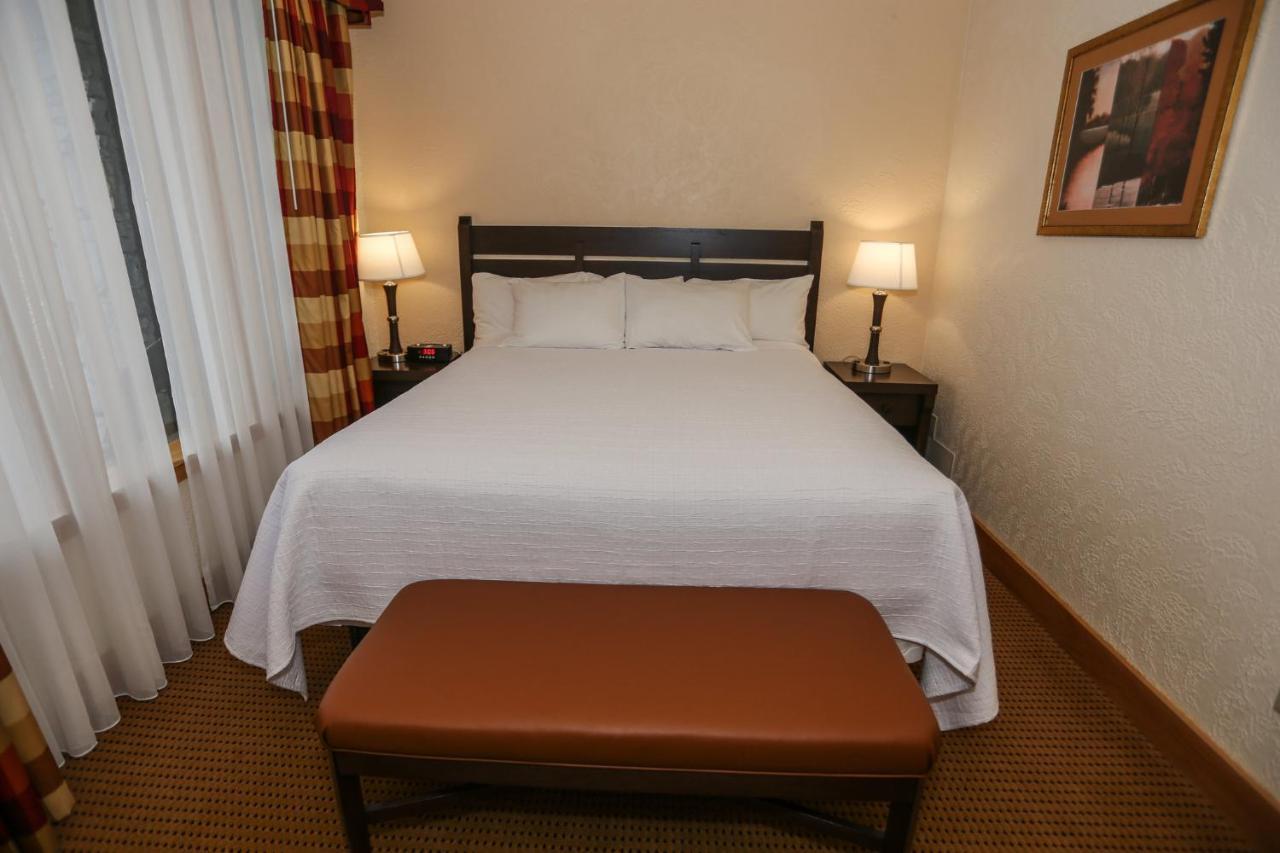 Slopeside Hotel By Seven Springs Resort Champion エクステリア 写真