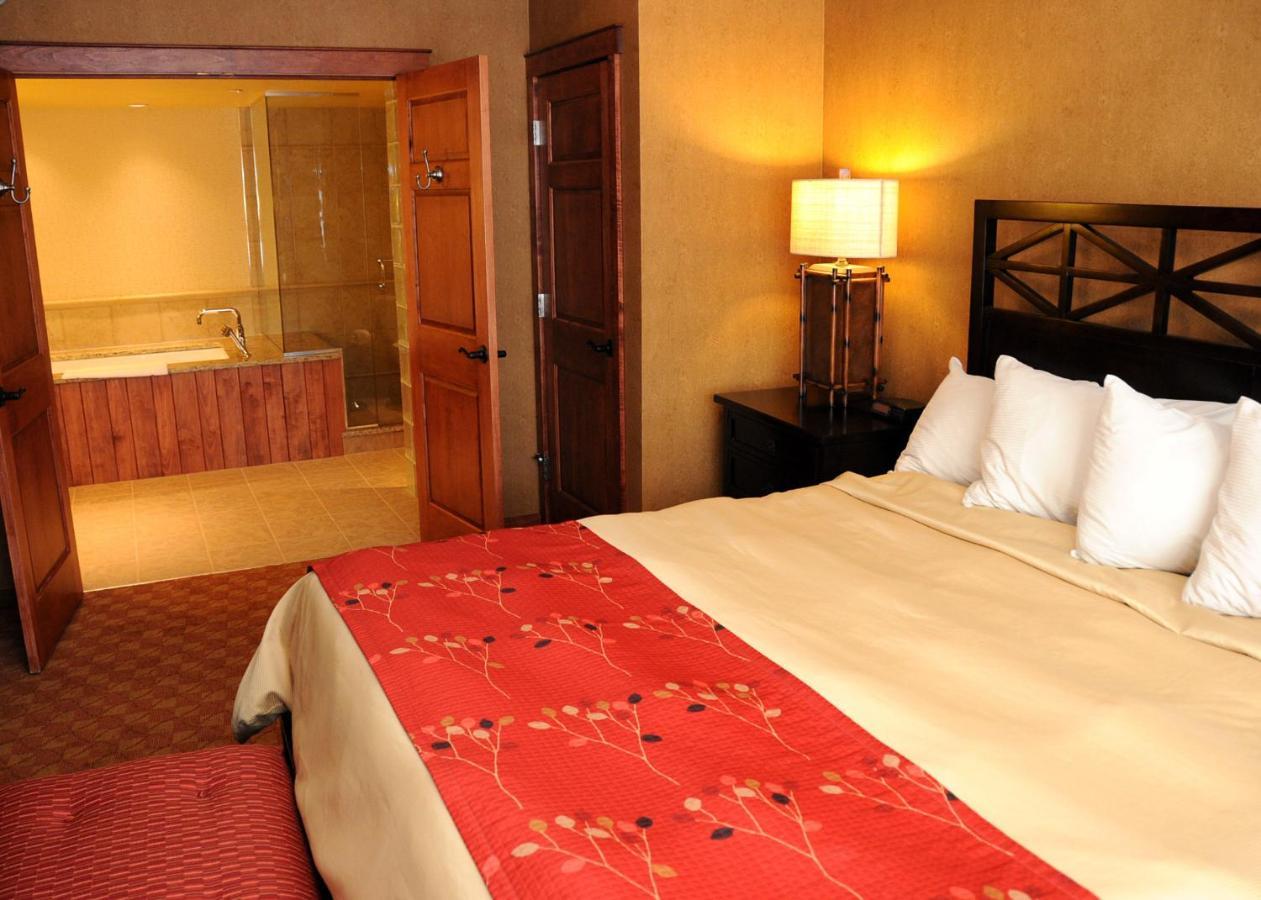 Slopeside Hotel By Seven Springs Resort Champion エクステリア 写真
