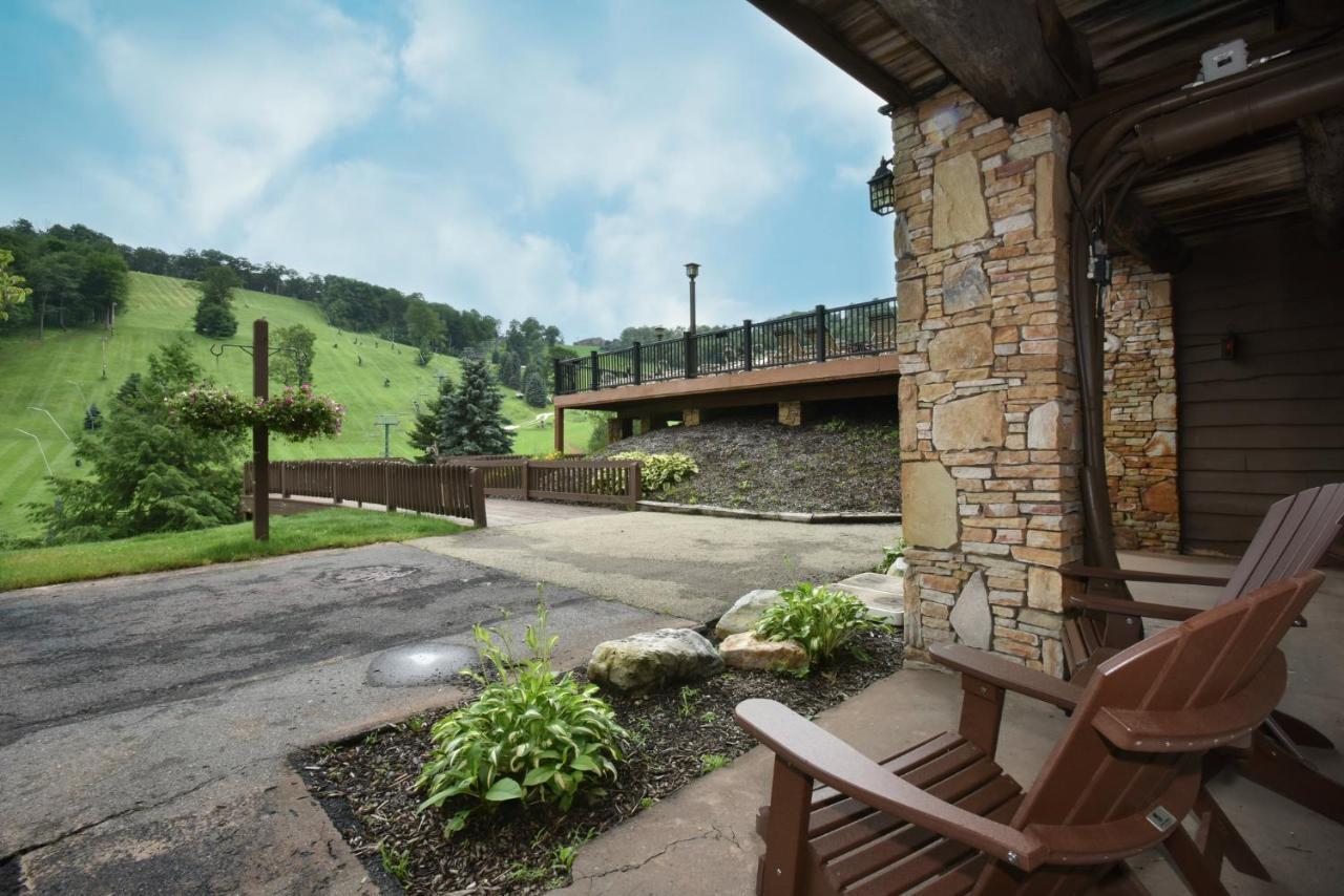 Slopeside Hotel By Seven Springs Resort Champion エクステリア 写真