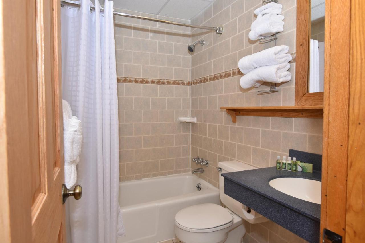 Slopeside Hotel By Seven Springs Resort Champion エクステリア 写真