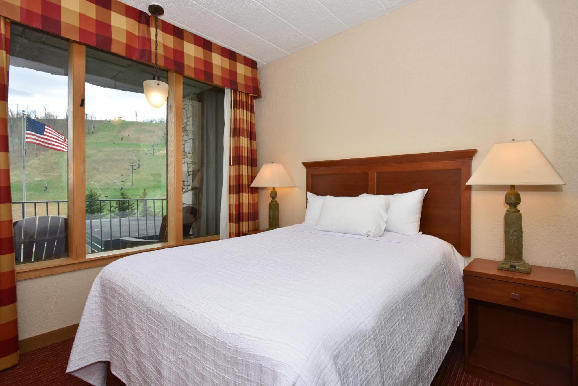 Slopeside Hotel By Seven Springs Resort Champion エクステリア 写真